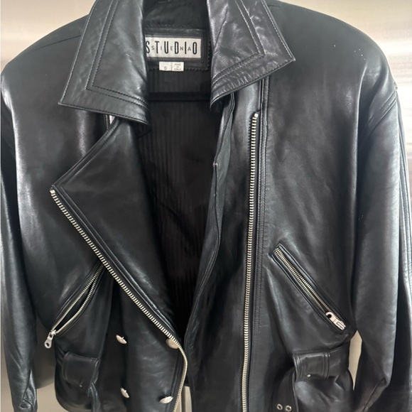 Truly VINTAGE but in excellent condition 🖤barely worn
Zoom in 4 all the details - Picture 9 of 13